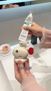 Dụng cụ nặn kem đánh răng kẹp tuýp kem hình cá dễ thương – đế hút chân không tiện lợi tiết kiệm