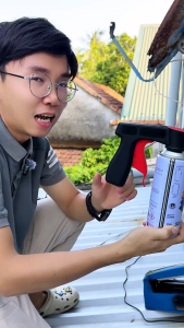Dụng cụ bóp gắn bình sơn xịt cầm tay đa năng.