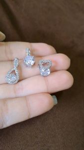 Liontin  Love Solitaire Kristal Berlian Crystal Titanium 22K Emas Perak