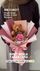 HER.FLORIST [DOLL] Single Soap Flower and Doll Bouquet / Buket Graduasi Bunga Sabun & Boneka / Buket Hadiah Boneka Lucu / Boneka Beruang