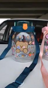 Bình nước 1300ml Cho bé đi học làm từ nhựa thực phẩm PP an toàn cho sức khỏe Kem ống hút Quai xách Sticker 2D