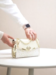 QNQN กระเป๋าสะพาย PU สำหรับผู้หญิงกระเป๋าสะพายโซ่แฟชั่นสำหรับสุภาพสตรี กระเป๋าสะพายสไตล์เกาหลีอเนกประสงค์ กระเป๋าสะพายจี้ที่ละเอียดอ่อน กระเป๋าสะพายไหล่แบบพกพา