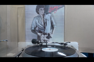 1 แผ่นเสียง 12นิ้ว N62 BARRY MANILOW -LONELY TOGETTHER แผ่นVG+ ริ้วรอยบาง เสียงรบกวนเล็กน้อยปานกลางไม่มีรอยลึก แผ่นล้างสะอาดแล้ว ปกVG++มีตำหนิขอบนิดหน่อย ขอบไม่ขาด สันไม่ทะลุ