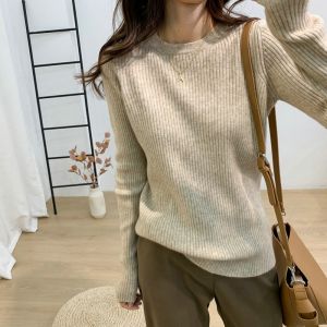 เสื้อสเวตเตอร์คอกลมลายทางนุ่มสบายสำหรับผู้หญิงเสื้อตัวในแขนยาวทรงหลวมสไตล์เกาหลีสำหรับฤดูใบไม้ร่วงและฤดูหนาวเสื้อผ้าถักใส่ด้านในใส่แล้วดูผอมเพรียวสไตล์ชิวๆ