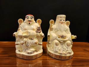 Cặp Tượng Thần Tài Thổ Địa Ngà Vắt Chân Chất Liệu Sứ Dát Vàng Cao Cấp Đặt Bàn Thờ Thần Tài ( Tài Địa Nga Vắt Chân )