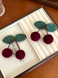 กิ๊บติดผมทรงหัวเขม่าสีแดง ขนสัตว์ ทำมือ ด้านข้าง สไตล์นักเรียน กิ๊บติดผมแบบหนีบหางแมลงวัน สไตล์นักเรียน ของตกแต่งผม