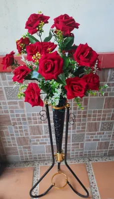 Bunga Pojok ruangan MawarMerah bludru kuntum 18 berikut pot standingbesi bunga dekorasi weeding or backdrop