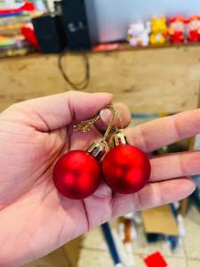 Quả châu đỏ dùng để trang trí cây thông Noel giáng sinh trang trí ngày Tết.