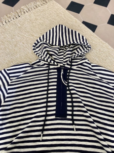 เสื้อสเวตเตอร์ฮู้ดลายทางมีซิปครึ่งตัวหลวมๆ สำหรับผู้หญิง ฤดูใบไม้ร่วง 2025 แขนยาว ปกติ คอตตอน ผ้าขนแกะ ผ้าขนแกะ ผ้าขนแกะ