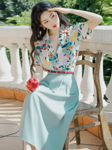 ชุดเสื้อเชิ้ตพิมพ์ลายดอกไม้สไตล์ย้อนยุคสุดเก๋พร้อมเข็มขัด กระโปรงสั้นทรงเอเอวสูง ชุดสองชิ้น แขนยาว ทรงเอ ทรงเข้ารูป