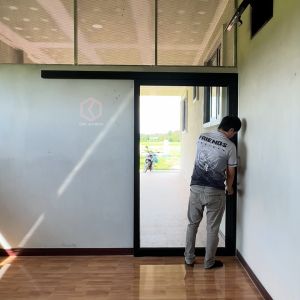 100x200🏡บานเลื่อนซ้อนผนังรางแขวน🏡 พร้อมส่งค่าส่งถูก🏡คุ้มค่าคุ้มราคา🏡อลูมิเนียมตัวบานหนา1.2มิล🏡กระจก5มิล🏡 บานเลื่อนซ้อน บานเลื่อนซ้อนประตู บานเลื่อนซ้อนประตูบ้าน บานเลื่อนซ้อน ประตูบ้าน - Lazada