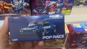 Mô Hình Xe POP RACE PR640114 – SKYLINE GT-R V8 DRIFT (HAKOSUKA) – CALSONIC – 1/64