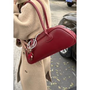 กระเป๋าใต้วงแขนย้อนยุคเกาหลีความจุขนาดใหญ่ ผู้หญิง ฤดูใบไม้ร่วง ฤดูหนาว อินเทรนด์ กระเป๋าสะพายสไตล์บาแกตต์พร็อพสีแดงสําหรับเยาวชน