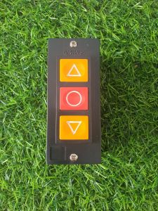 1 công tắc bấm tường cửa cuốn