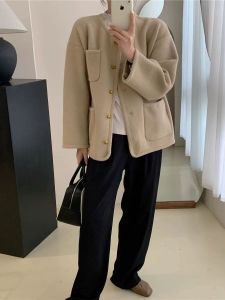 ถักสองด้าน คาร์ดิเกน ผู้หญิง ลมกลิ่นหอมหรูหราสไตล์ฝรั่งเศสสั้น เสื้อโค้ท การเย็บปะติดปะต่อปุ่มชนิดท่อตรง กระเป๋าเสื้อ