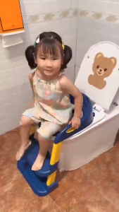 เด็กห้องน้ำบันได เด็กนั่งห้องน้ำเบาะ PVC อ่อนนุ่ม เด็กห้องน้ำการฝึกอบรม ด้วยบันไดปีนเขาและคันเหยียบ ลื่นไถล ปรับได้