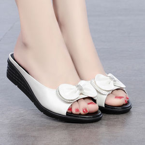 รองเท้าแตะหนังแท้ฤดูร้อนสำหรับผู้หญิง ทรงหัวเข็มขัด รองเท้าแตะพื้นนุ่ม ส้นสูงปานกลาง รองเท้าแตะสำหรับคุณแม่ รองเท้าแตะแบบสวมสบายสำหรับกลางแจ้ง