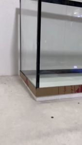 ตู้ปลาเป็นกระจก กระจกหนา 5 มิล มีขอบมีคาน วางกรองบนได้ 24 นิ้ว ตู้โล่ง มือ 1 ทุกใบ