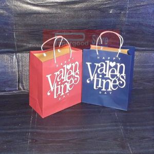 Paper Bag Valentine Kecil 25 x 20 x 10\\n\\nPaper bag Valentine kecil 25 x 20 x 10 adalah solusi sempurna untuk memeriahkan hari kasih sayang Anda dengan desain unik dan ramah lingkungan. Dalam artikel ini, kita akan membahas apa itu paper bag Valentine, mengapa paper bag Valentine kecil populer, serta cara membuat paper bag Valentine sendiri.\\n\\n Apa Itu Paper Bag Valentine?\\n\\nPaper bag Valentine adalah kantong kertas yang dirancang khusus untuk merayakan hari kasih sayang. Biasanya, paper bag Valentine memiliki desain yang menarik dan unik, seperti gambar hati, tulisan \"Valentine\", atau motif bunga. Paper bag Valentine dapat digunakan untuk memberikan hadiah, cokelat, atau permen kepada orang yang dicintai.\\n\\n Mengapa Paper Bag Valentine Kecil Populer?\\n\\nPaper bag Valentine kecil populer karena beberapa alasan. Pertama, paper bag Valentine kecil memiliki desain unik yang membuatnya menjadi hadiah yang menarik. Kedua, paper bag Valentine kecil lebih ramah lingkungan dibandingkan dengan kemasan plastik atau kertas lainnya. Ketiga, paper bag Valentine kecil dapat dipersonalisasi dengan nama atau pesan spesial untuk orang yang dicintai.\\n\\n Bagaimana Membuat Paper Bag Valentine Sendiri?\\n\\nMembuat paper bag Valentine sendiri sangat mudah. Berikut adalah langkah-langkah yang dapat Anda ikuti:\\n\\n1. Siapkan kertas berwarna merah, putih, atau pink sebagai bahan utama.\\n2. Potong kertas sesuai dengan ukuran yang diinginkan (25 x 20 x 10 cm).\\n3. Lipat sisi kertas ke dalam untuk membuat sisi-sisi paper bag.\\n4. Gunting dan tempelkan gambar hati, tulisan \"Valentine\", atau motif bunga sesuai keinginan.\\n5. Masukkan hadiah atau cokelat ke dalam paper bag Valentine yang sudah jadi.\\n\\n Keunggulan Paper Bag Ramah Lingkungan\\n\\nPaper bag ramah lingkungan memiliki banyak keunggulan dibandingkan dengan kemasan plastik atau kertas lainnya. Berikut adalah beberapa keunggulan paper bag ramah lingkungan:\\n\\n* Ramah lingkungan: Paper bag dapat didaur ulang dan terurai secara alami, sehingga tidak merusak lingkungan.\\n* Hemat biaya: Paper bag lebih murah dibandingkan dengan kemasan plastik atau kertas lainnya.\\n* Personalisasi: Paper bag dapat dipersonalisasi dengan nama atau pesan spesial untuk orang yang dicintai.\\n\\n Mengapa Memilih Paper Bag Untuk Acara Romantis?\\n\\nPaper bag adalah pilihan yang tepat untuk acara romantis karena beberapa alasan. Pertama, paper bag memiliki desain unik yang membuatnya menjadi hadiah yang menarik. Kedua, paper bag dapat dipersonalisasi dengan nama atau pesan spesial untuk orang yang dicintai. Ketiga, paper bag ramah lingkungan, sehingga tidak merusak lingkungan.\\n\\n Bagaimana Menggunakan Paper Bag Untuk Valentine?\\n\\nPaper bag dapat digunakan untuk memberikan hadiah, cokelat, atau permen kepada orang yang dicintai pada hari Valentine. Anda juga dapat menggunakan paper bag untuk merayakan hari kasih sayang dengan teman atau keluarga. Jika Anda ingin memberikan paper bag sebagai hadiah, pastikan untuk memasukkan hadiah atau cokelat ke dalam paper bag sebelum memberikannya kepada orang yang dicintai.\\n\\n Paper Bag Ukuran 25x20x10\\n\\nPaper bag ukuran 25x20x10 adalah ukuran yang ideal untuk merayakan hari kasih sayang. Ukuran ini cukup besar untuk memuat hadiah atau cokelat, namun tetap kecil sehingga mudah untuk dibawa.\\n\\n Apa Kelebihan Paper Bag Ukuran 25x20x10?\\n\\nPaper bag ukuran 25x20x10 memiliki beberapa kelebihan:\\n\\n* Memuat hadiah atau cokelat: Paper bag ukuran 25x20x10 cukup besar untuk memuat hadiah atau cokelat.\\n* Mudah dibawa: Paper bag ukuran 25x20x10 tetap kecil sehingga mudah untuk dibawa.\\n* Desain unik: Paper bag ukuran 25x20x10 dapat memiliki desain unik yang membuatnya menjadi hadiah yang menarik.\\n\\n Bagaimana Membeli Paper Bag Ukuran 25x20x10?\\n\\nPaper bag ukuran 25x20x10 dapat dibeli di berbagai toko online atau offline. Anda juga dapat memesan paper bag ukuran 25x20x10 secara khusus dengan desain unik yang sesuai keinginan Anda.\"\n}
