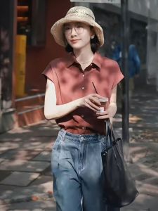 เสื้อเชิ้ตผู้หญิงคอโปโลแขนสั้นหลวมๆ สไตล์วินเทจฝรั่งเศส ทรงหลวมๆ ลำลอง ไม่มีแขน สีแดงน้ำตาลเหลือง ผ้าฝ้ายลินิน ฤดูร้อน 2024 ใหม่