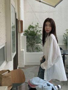 เสื้อเชิ้ตผู้หญิงฤดูร้อนบางหลวมๆ แขนยาวป้องกันแสงแดดลายทางสีขาว Halo Luu เสื้อเชิ้ตผู้หญิงคอโปโลแขนยาวทรงหลวมๆ