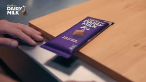 Camilan Coklat Chocolate Impor Cadburry Cadbury 100 Gr Bitsa Wispa Dairy Milk Giant Button Orange Twirl Bites 180 Gr Cola Fizz Rocky Road Slice Crackle Raspberry Vanilla Passionfruit Peanut Caramel Snack Hazelnut Almond Smarties Honeycomb