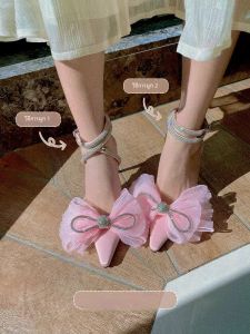 รองเท้าแตะส้นสูงผูกโบว์ผีเสื้อลูกไม้ไขว้คริสตัลสำหรับผู้หญิง ฤดูร้อน 2025 รองเท้าแตะส้นสูงเซ็กซี่สไตล์นางฟ้าใหม่