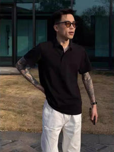 เสื้อยืดแขนสั้นทรงหลวมสไตล์เกาหลีสำหรับผู้ชายในช่วงฤดูร้อน สีดำ ทรงหลวม ทรงปกติ ระบายอากาศได้ดี ใส่ไปทำงาน