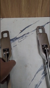 Khóa tôm thùng xe tải dạng hộp inox sáng bóng