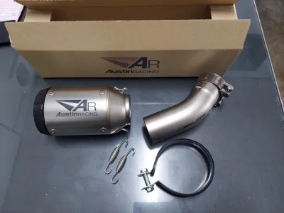 kawasaki ninja zx25r Muffle exhaust austin racing plug n play.Ada 2 jenis bunyi..(bunyi padu/ bunyi slow) 1 set: 1pc austin racing grade A dan bracket 1pc link pipe...dan skru. Smart & mantap kepuasan terjamin 99%.. Sportystylish and powerful exhaust..