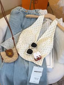 เสื้อกั๊กสายเดี่ยวคอวีลายจุดสไตล์ฝรั่งเศสสำหรับผู้หญิง ฤดูร้อน 2025 หวานและเผ็ดร้อน กระโปรงสั้น โชว์หลัง ใส่เป็นเสื้อคลุม