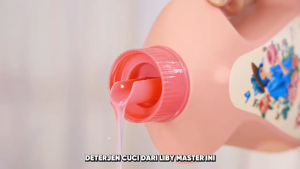 LIBY Deterjen Cair Laundry Liquid Detergent Botol (2L) - Penghilang Noda Pelindung Warna Wangi Mawar Rose Grasse Tahan Lama Hingga 72 Jam - 2000 mL - LIBY Master Fragrance Laundry Detergent Cair 2 Liter