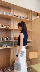 DENIM MID-WAIST SKIRT กระโปรงผ้ายีนส์ผ่าหลัง ใส่ได้ทั้งเอวกลาง-เอวต่ำ เนื้อหนาแดง กระเป๋าปักชุดสร้างได้