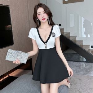 ชุดเดรสสั้นทรงเอเอวสูงผ้าผสมโพลีเอสเตอร์คอวีลึกสีตัดกันเซ็กซี่สำหรับงานปาร์ตี้กลางคืน กระโปรงทรงเอเอวสูง