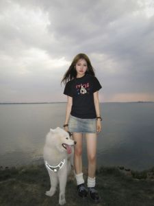 Áo Thun Tay Ngắn Màu Đen Phong Cách Ngọt Ngào Mát Mẻ Gợi Cảm Không Hở Eo Dáng Ôm Vừa Vặn Mùa Hè Áo Thun Nữ Phong Cách Đường Phố Cổ Tròn