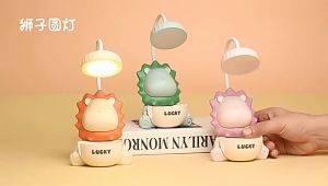 Đèn học 2 bóng LUCKY sạc USB hình sư tử đáng yêu màu dễ thương có ngăn đựng bút dành cho các bé