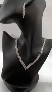 YARDORNOS Set Kalung Berlian Imitasi-Kalung Belah Ketupat Sederhana-Set Anting Zirkon Modis-Aksesori Leher Wanita