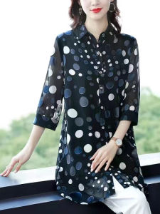 เสื้อเชิ้ตผ้าชีฟองยาวคลุมท้องสำหรับฤดูร้อนปี 2025 สำหรับผู้หญิงไซส์ใหญ่ ทรงหลวม ลายจุด แขนสั้น คอโปโล ผ้าฝ้ายผสม