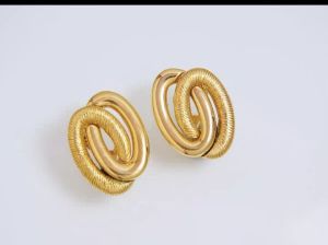 Bông tai Titan phong cách cổ điển Monet ✨ Thiết kế độc đáo: Lấy cảm hứng từ đường nét mềm mại của sợi dây liên kết hoa tai Monet không chỉ là trang sức mà còn là biểu tượng. Chúng đan xen tạo thành khối hình học uyển chuyển tượng trưng cho sự gắn