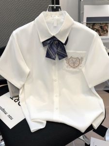 เสื้อเชิ้ตแขนสั้นผ้าชีฟองพิมพ์ลายดอกไม้สีขาวสำหรับผู้หญิง ฤดูร้อนปี 2023 เสื้อเชิ้ตคอโปโลแขนสั้นสไตล์ญี่ปุ่น สไตล์เรียบง่าย