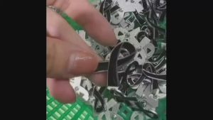 (พร้อมจัดส่ง จากไทย)🖤เข็มกลัดแบบโลหะ รูปโบว์สีดำขอบเงิน สำหรับไว้ทุกข์ แสดงความไว้อาลัย (1 ชิ้น)🖤