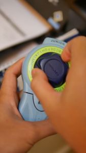 DYMO Embossing Junior - เครื่องปั๊มอักษรพร้อมเทปสีดำ 1 ม้วน - DYMO