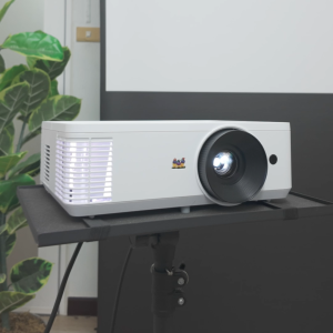 Viewsonic PA700W Projector โปรเจคเตอร์ เครื่องฉาย 4500 Ansi Lumens WXGA (HD 16:10 สำหรับห้องประชุมใหญ่/ห้องเรียน/ออฟฟิศ สู้แสง ร้านอาหาร คาเฟ่ ดูบอล ออกใบกำกับภาษีได้ ประกันศูนย์ 3 ปี)
