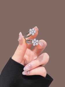 กิ๊บติดผมรูปดอกไม้ไข่มุกสไตล์เกาหลีสำหรับผู้หญิง 2025 ใหม่ คลิปผมด้านข้างน่ารัก คลิปปากเป็ด ตกแต่งผม ดีไซน์เก๋ไก๋