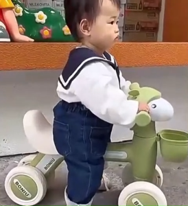 HOMIE Sheep Scooter with (Chinese Song) Music Light Sliding Balance Bike for Kids (1-3 Years Old)