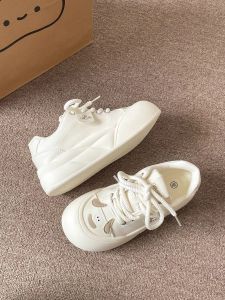 รองเท้าผ้าใบทรงกล่องพื้นหนาสำหรับสุนัขในช่วงฤดูร้อนปี 2025 รองเท้าผ้าใบลำลองแบบไม่ซ้ำใคร รองเท้าผ้าใบสีขาว สไตล์หวาน