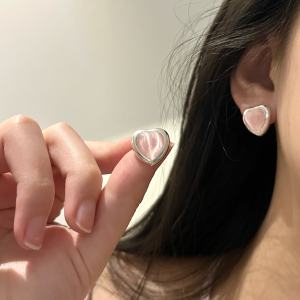 ต่างหูรูปหัวใจสีชมพูสำหรับผู้หญิง ดีไซน์เก๋ไก๋ หรูหรา โรแมนติก เครื่องประดับหูแบบคลิป ต่างหูรูปหัวใจสีชมพูหวานๆ ที่สวมใส่สบาย