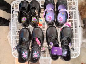 ส่งด่วนส่งไวรองเท้าหนังขัดมันADDACATCHAGERRY GANGPOP TEENสินค้าแบรนด์เนมของแท้สำหรับเด็กนักเรียนชายและหญิง ลดล้างสต็อกราคาต่ำกว่าทุนคละลายการ์ตูนน่ารัก(ปล.เด็กผู้หญิงจะเป็นลายการ์ตูนคละแบบแล้วแต่เบอร์ที่สั่งมาเด็กชายจะเป็นลายการ์ตูนเบ็นเท็นค่ะ)