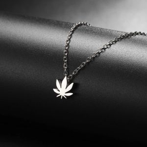 Womens Maple Leaf Pendant Necklace Stainless Steel Fashion Summer Clavicle Chain Commemorative Day Jewelry Gift New Style