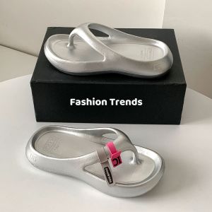 รองเท้าแตะส้นหนาสำหรับผู้หญิงในช่วงฤดูร้อนปี 2025 รองเท้าแตะชายหาดแฟชั่นเพิ่มความสูงแบบ T-strap รองเท้าแตะพื้นแบนแบบสวมสบาย